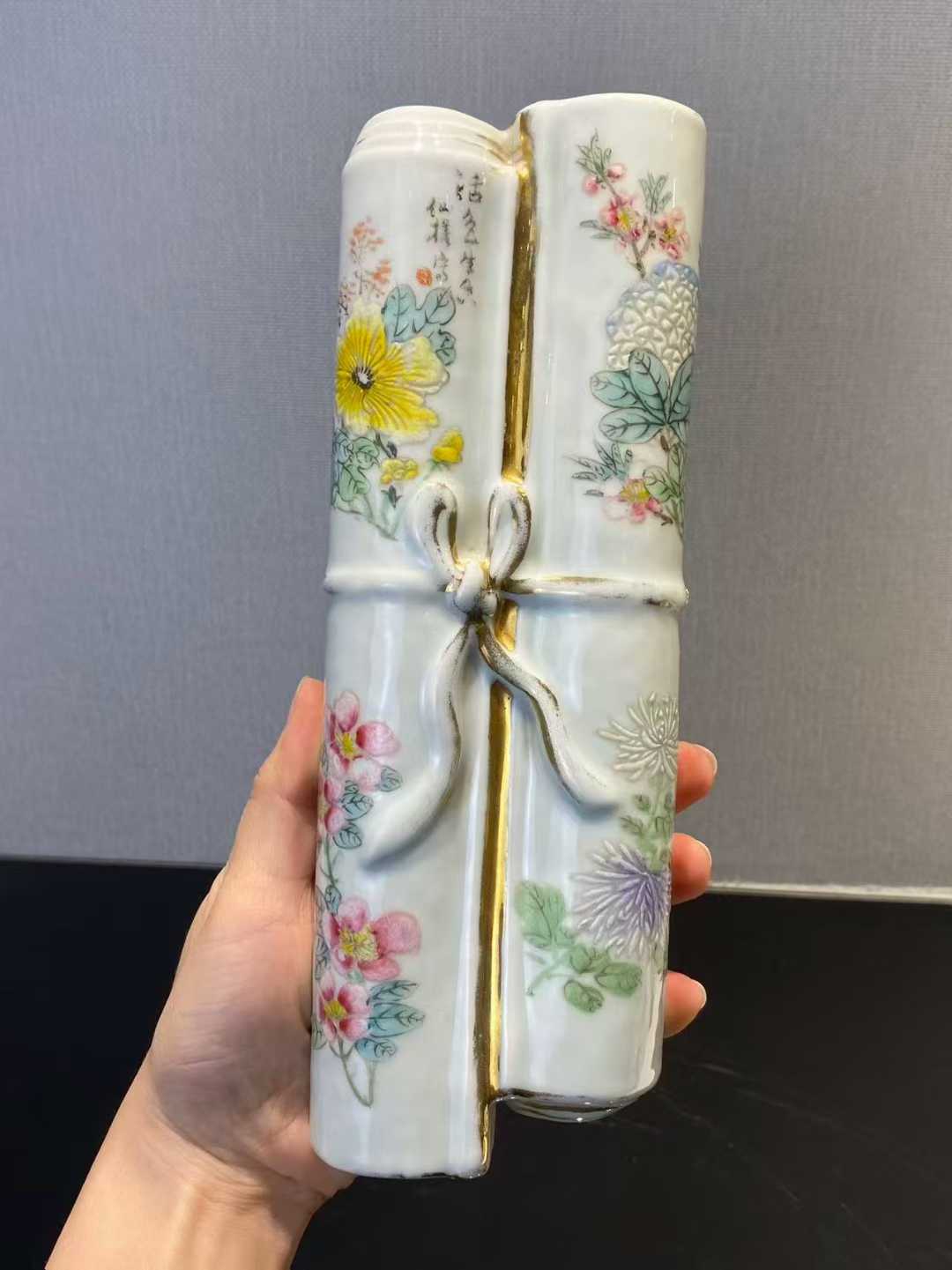 粉彩四季花卉纹书形壁瓶
