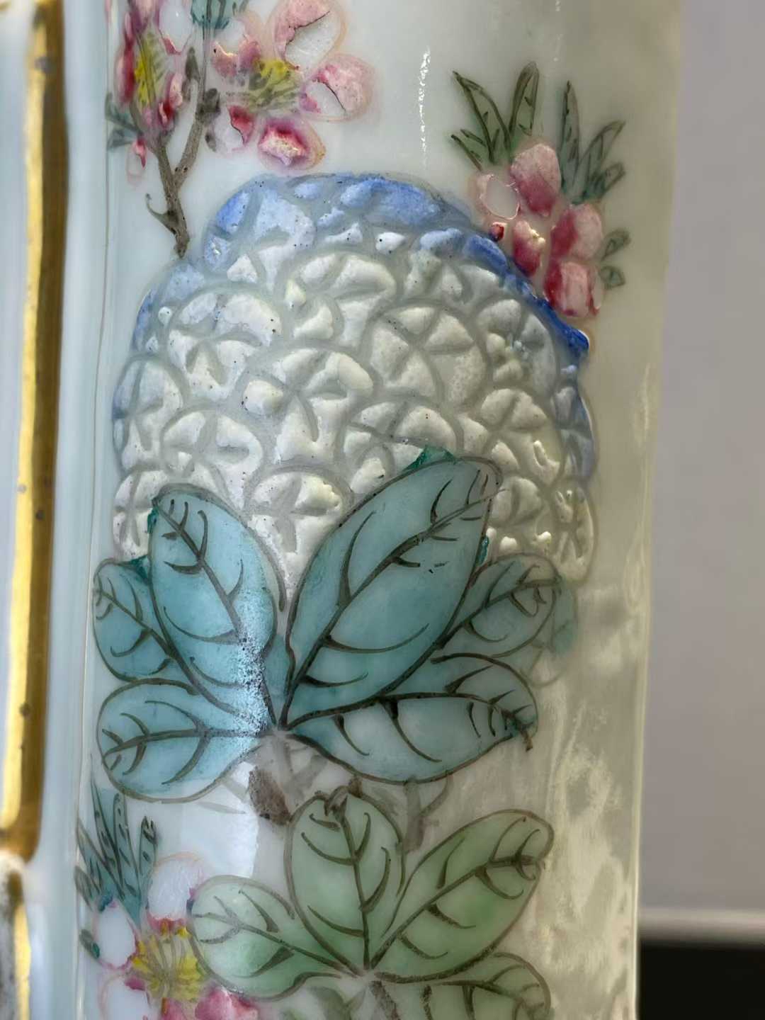 粉彩四季花卉纹书形壁瓶