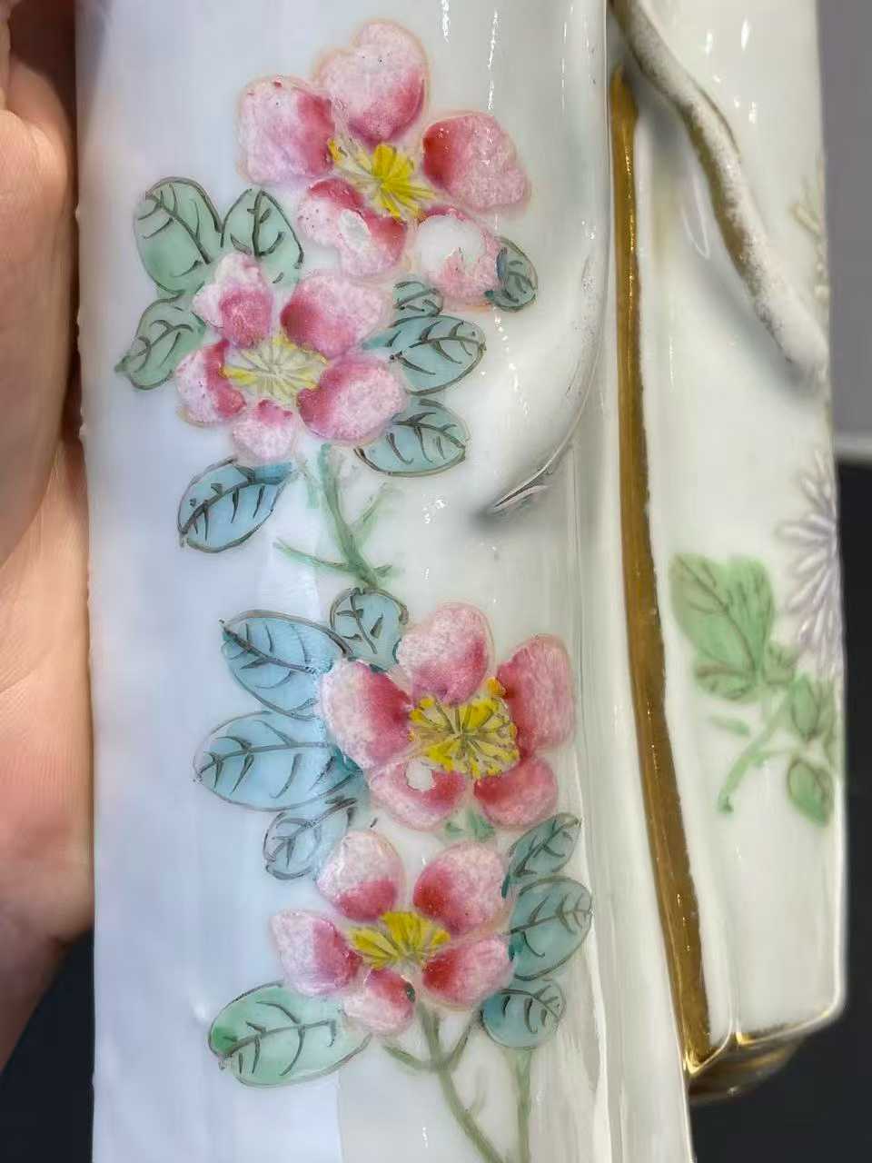 粉彩四季花卉纹书形壁瓶