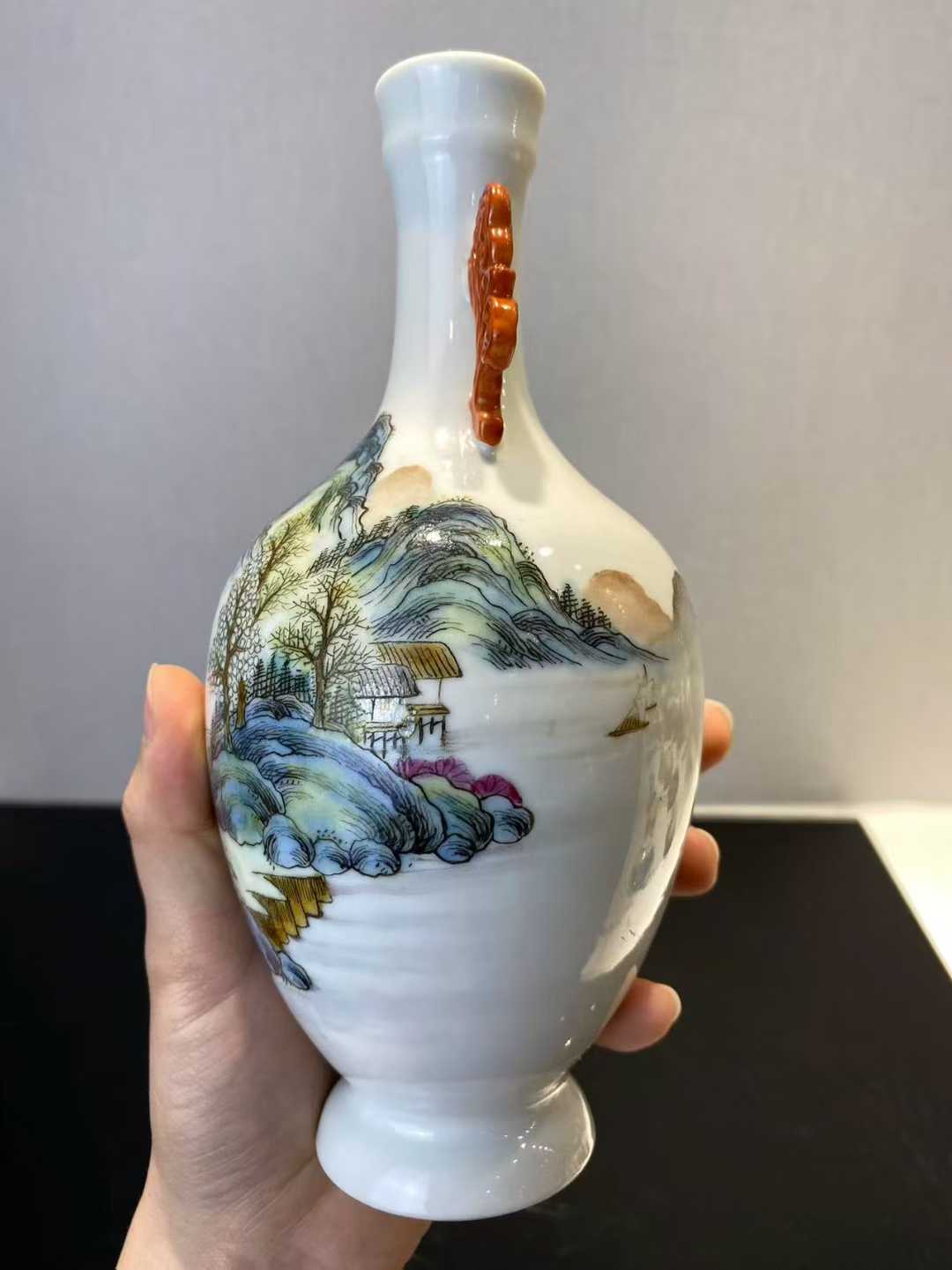 粉彩山水人物纹灵芝耳瓶 款：乾隆年制