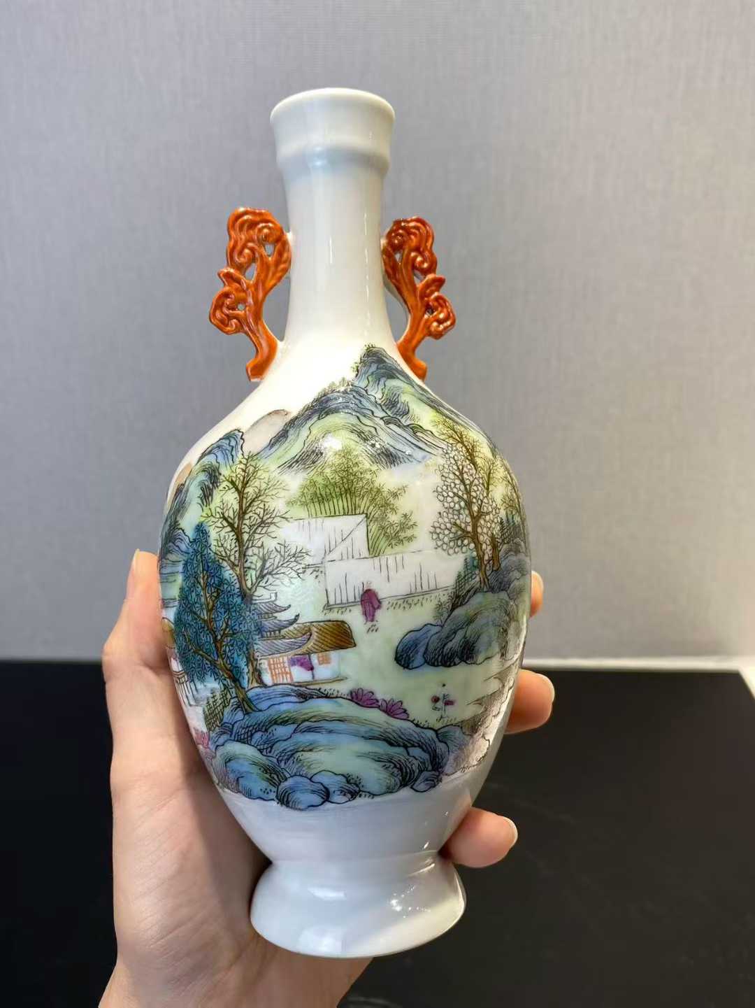 粉彩山水人物纹灵芝耳瓶 款：乾隆年制