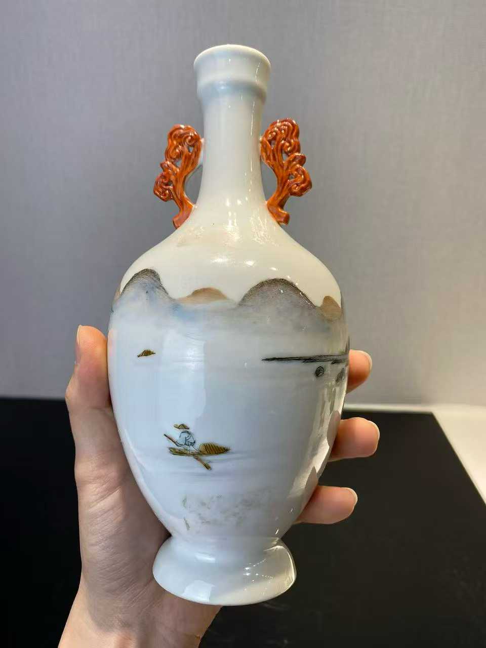 粉彩山水人物纹灵芝耳瓶 款：乾隆年制