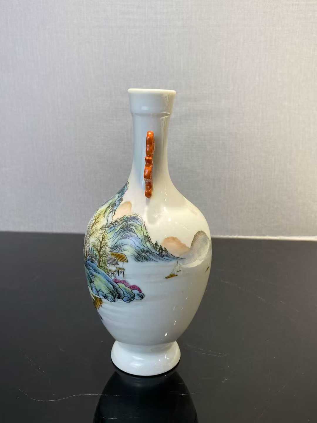 粉彩山水人物纹灵芝耳瓶 款：乾隆年制