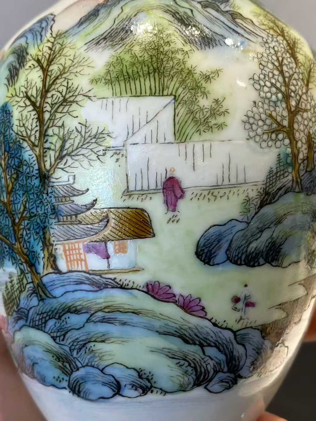 粉彩山水人物纹灵芝耳瓶 款：乾隆年制