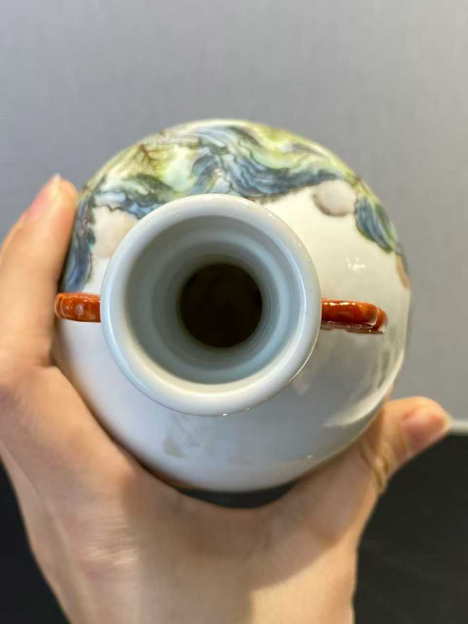 粉彩山水人物纹灵芝耳瓶 款：乾隆年制