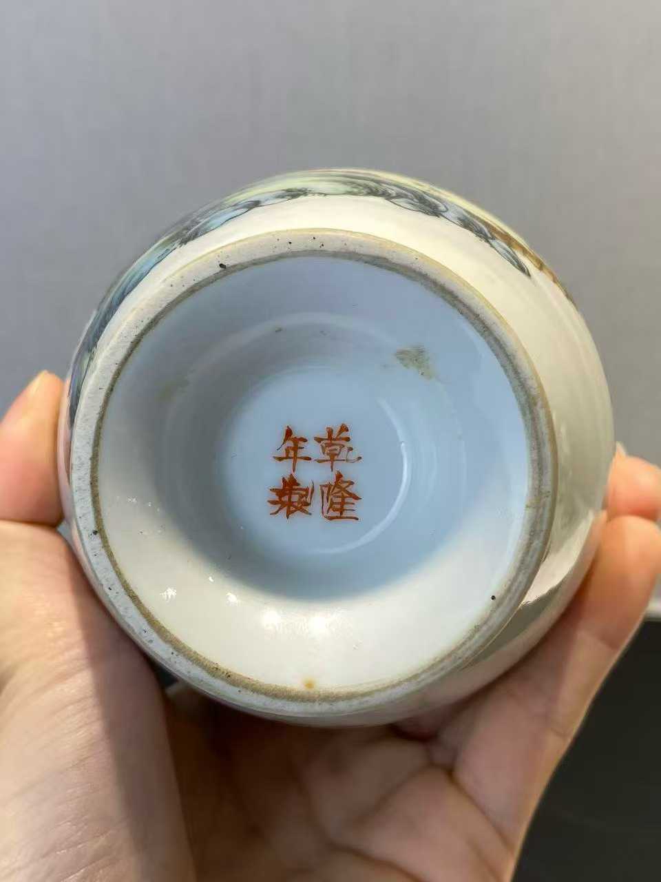 粉彩山水人物纹灵芝耳瓶 款：乾隆年制