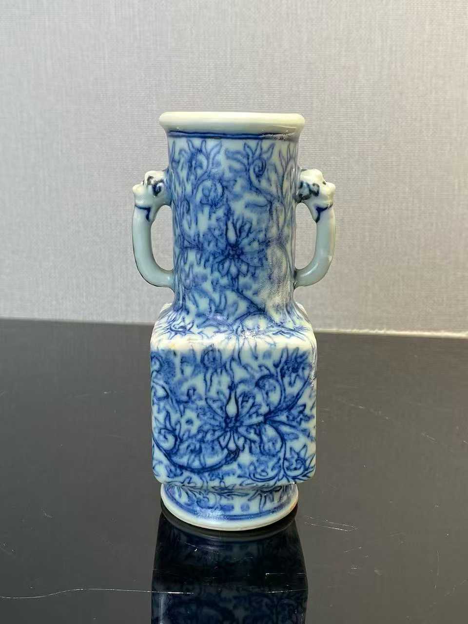 青花缠枝莲纹兽耳四方倭角瓶  款：大明万历年制