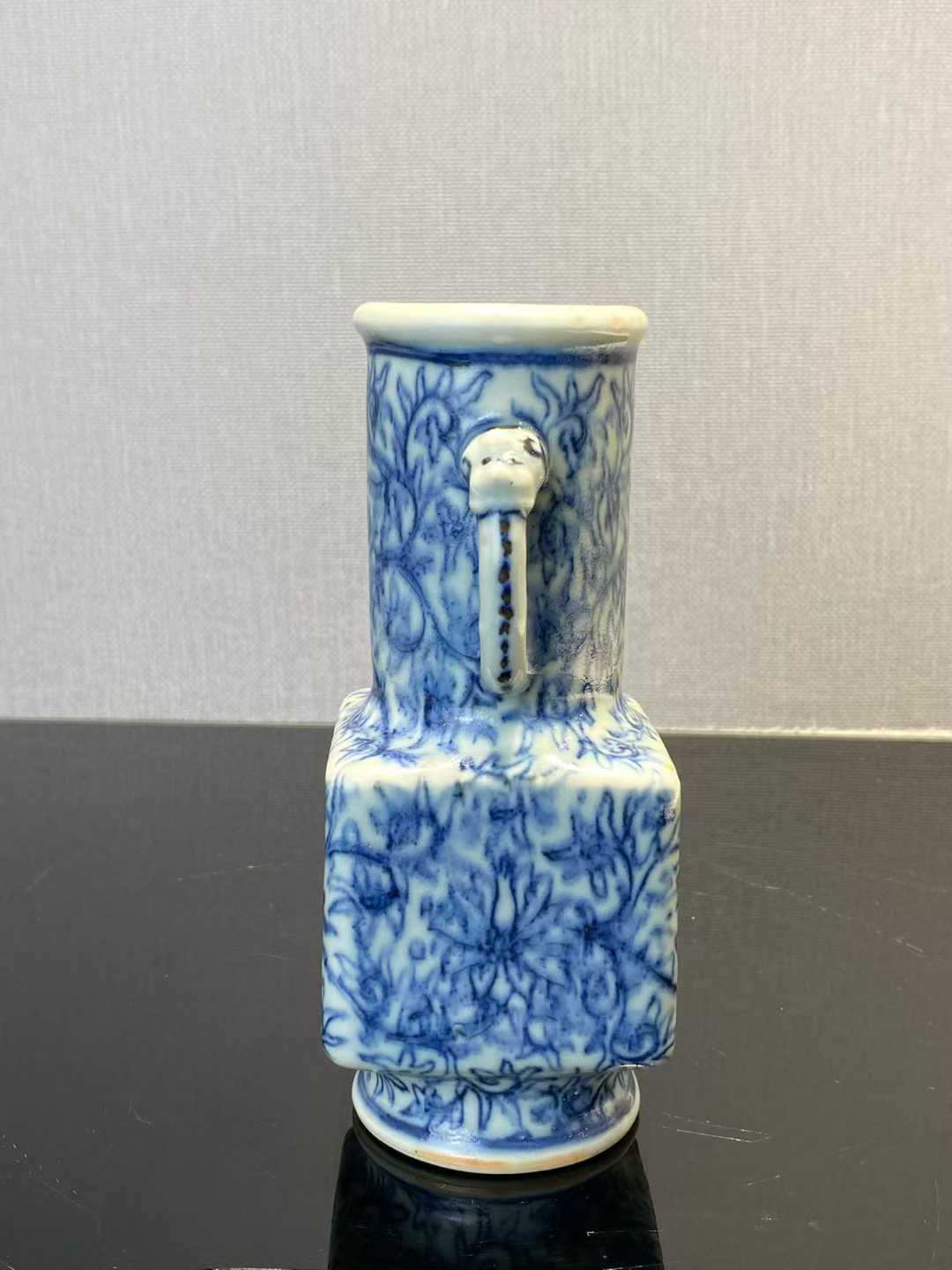 青花缠枝莲纹兽耳四方倭角瓶  款：大明万历年制