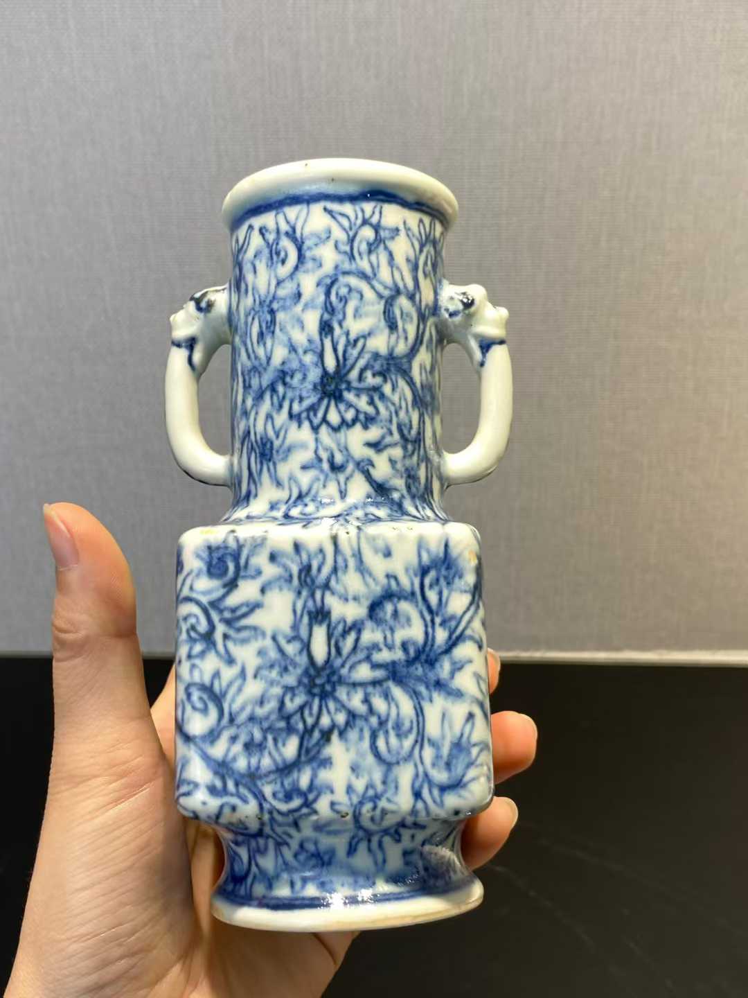 青花缠枝莲纹兽耳四方倭角瓶  款：大明万历年制