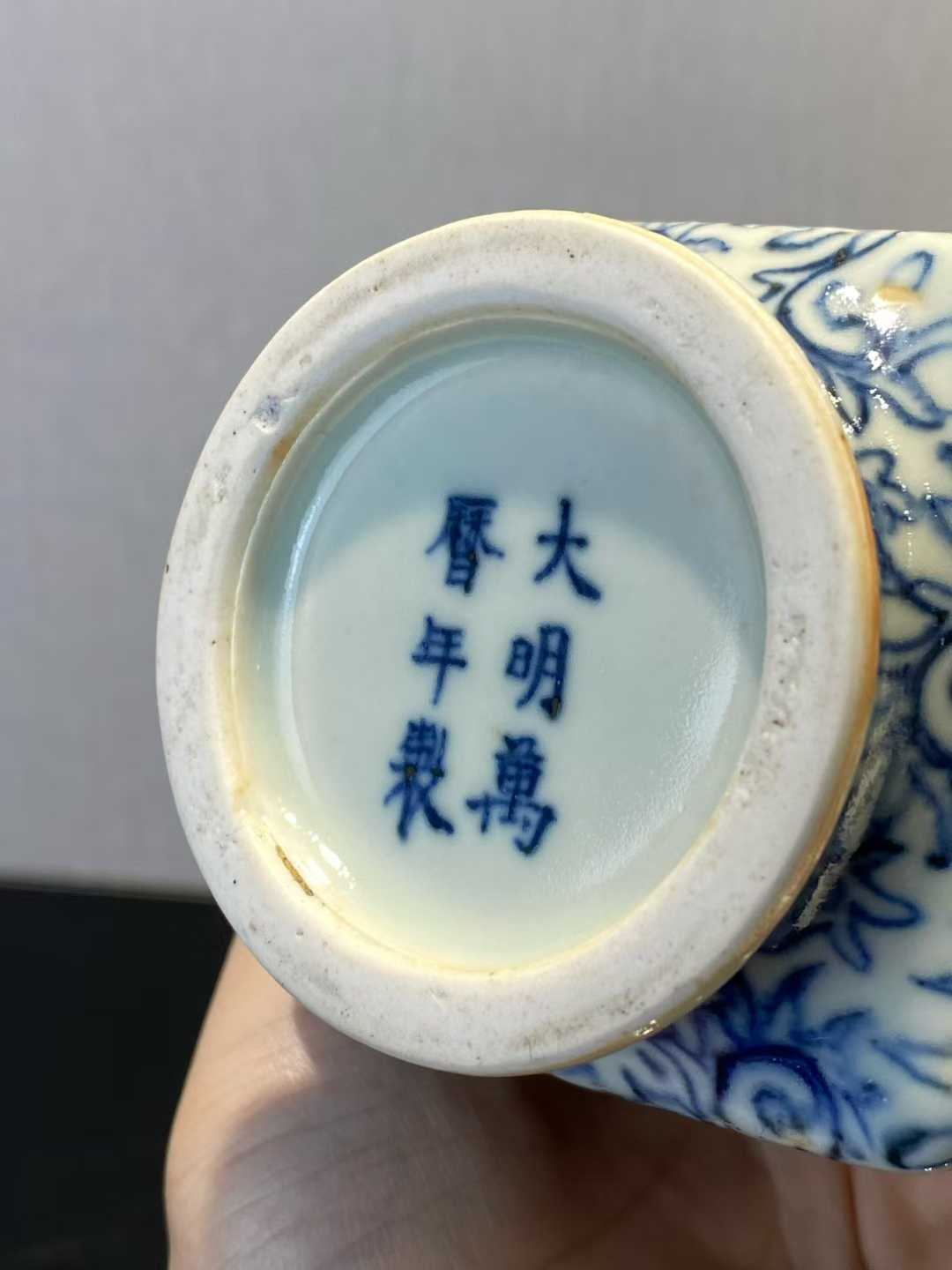 青花缠枝莲纹兽耳四方倭角瓶  款：大明万历年制