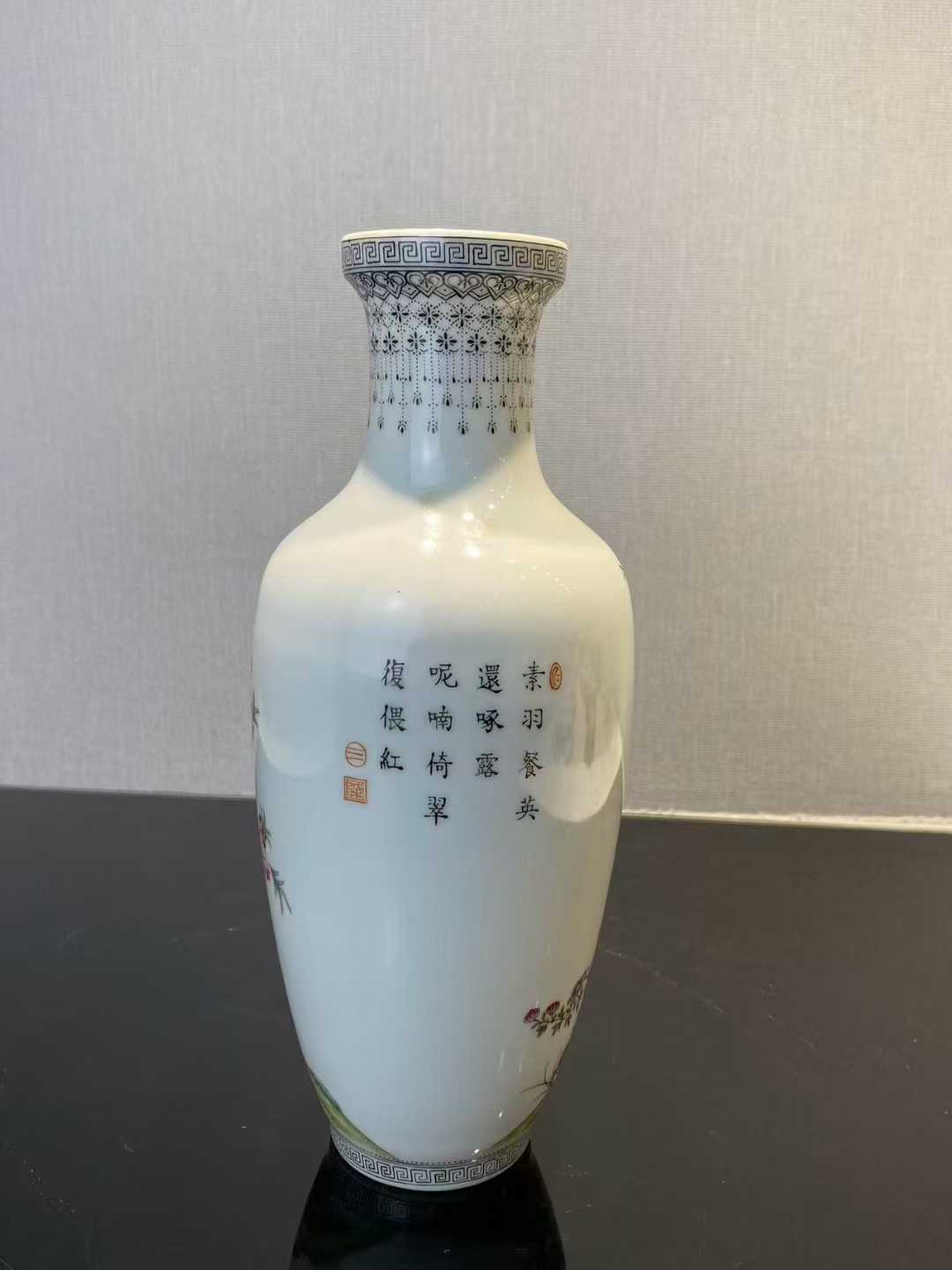 粉彩花鸟诗文盘口瓶 款：乾隆年制