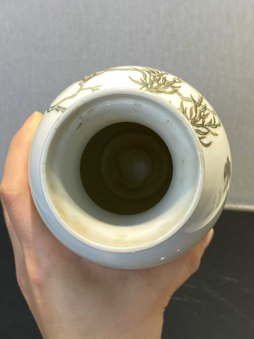 粉彩花鸟诗文盘口瓶 款：乾隆年制