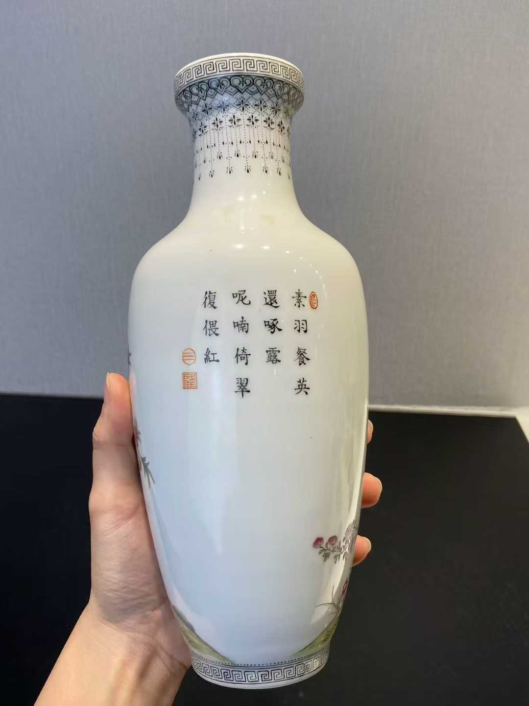 粉彩花鸟诗文盘口瓶 款：乾隆年制