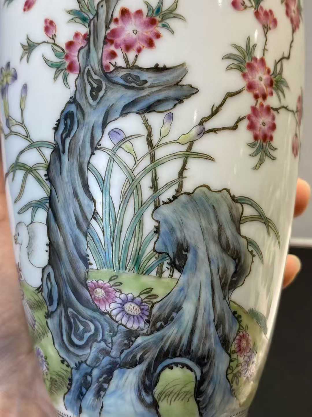 粉彩花鸟诗文盘口瓶 款：乾隆年制