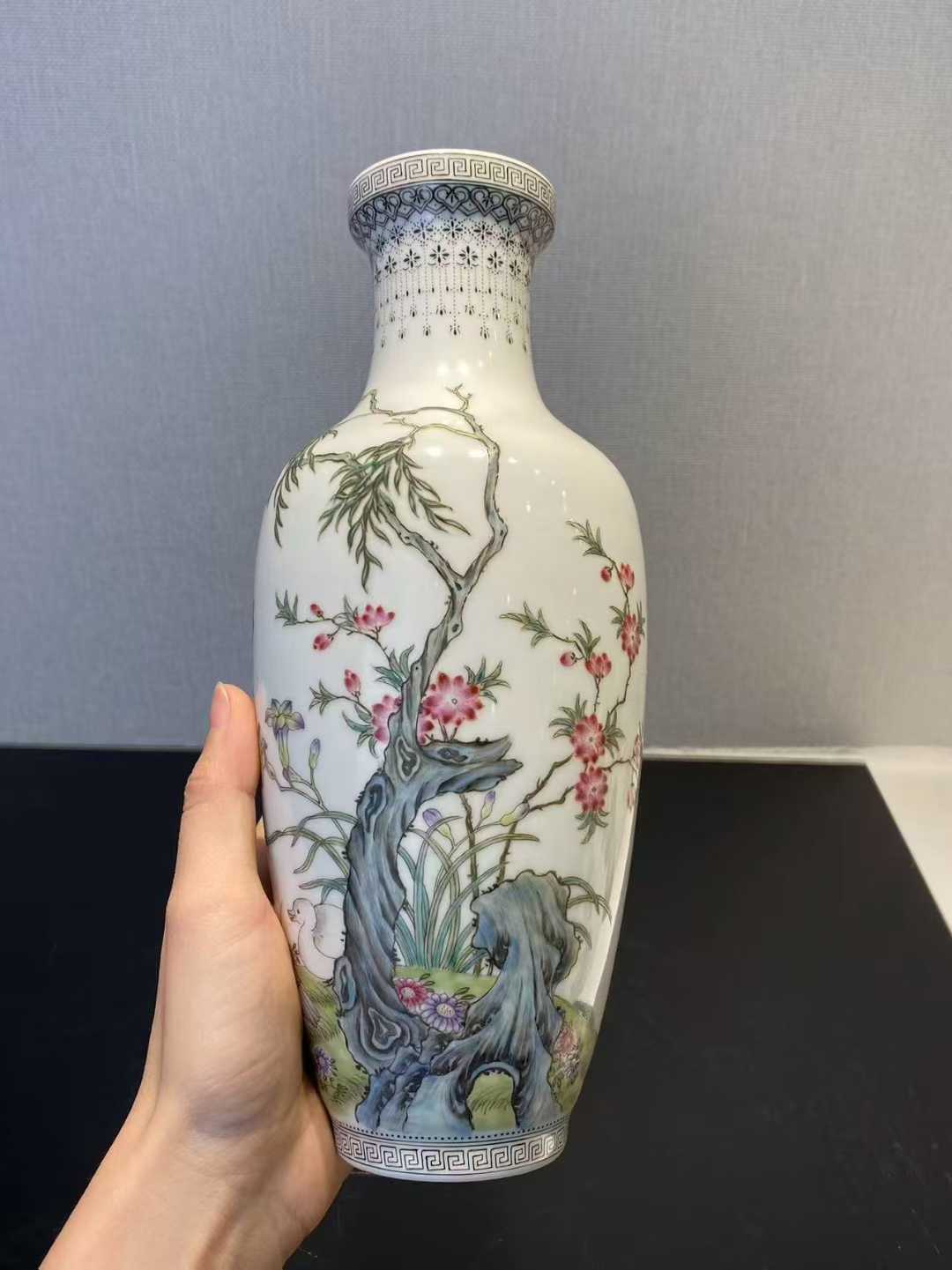 粉彩花鸟诗文盘口瓶 款：乾隆年制