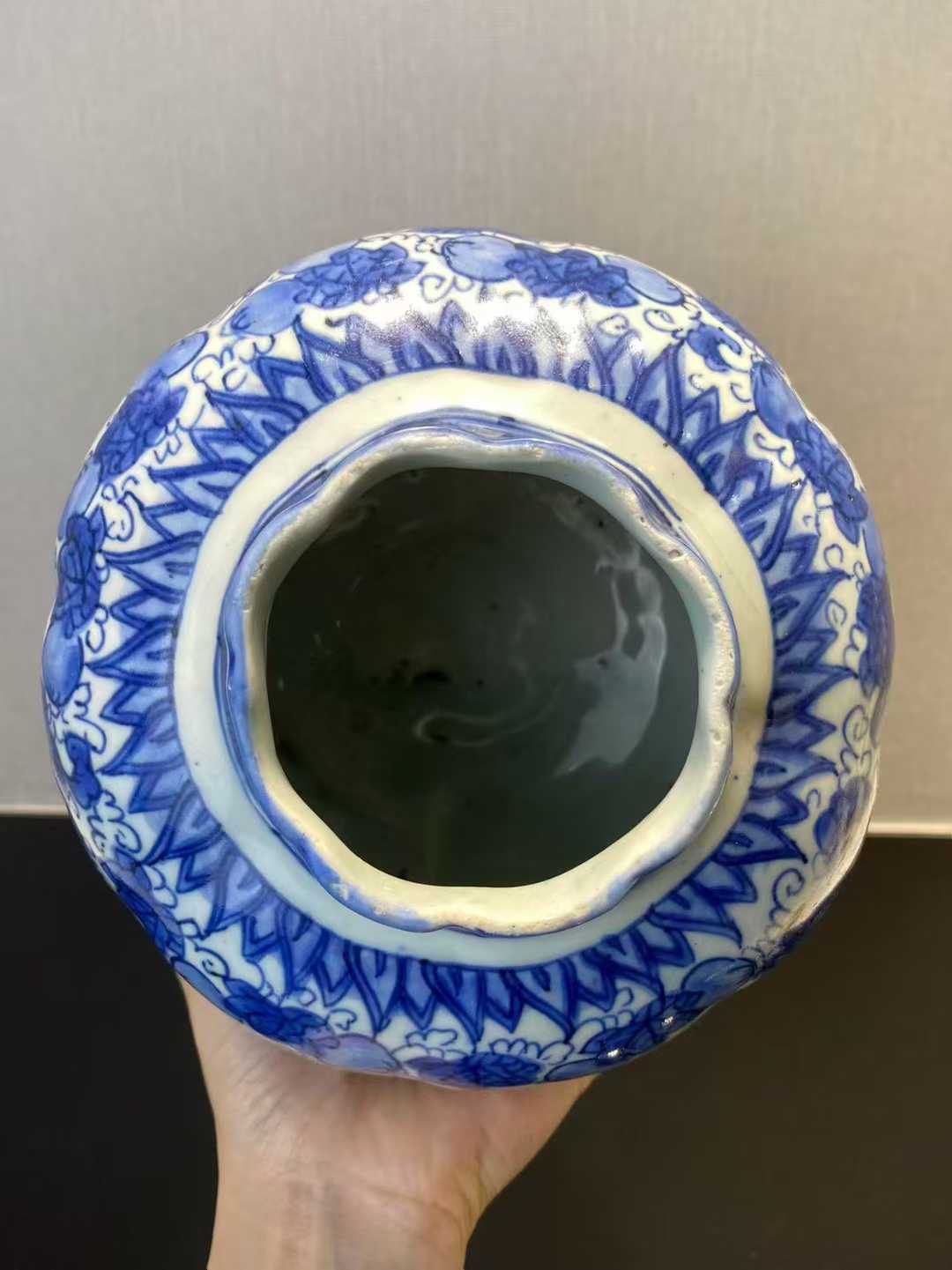 青花瓜果纹罐