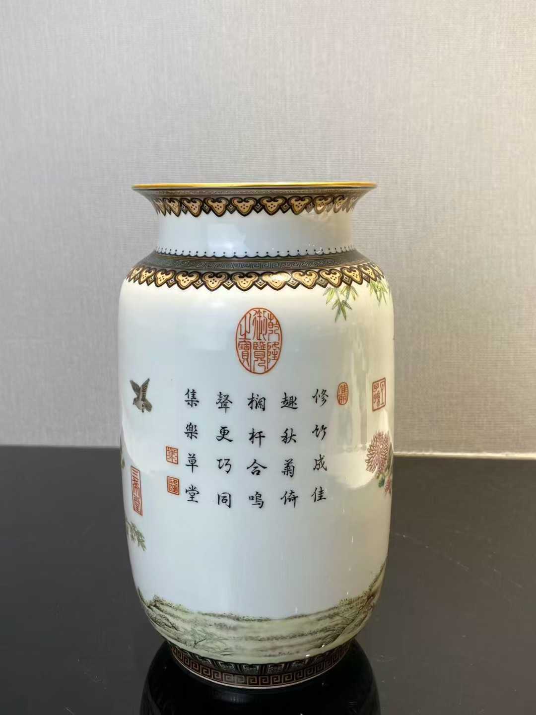 粉彩和平鸽诗文灯笼瓶 款：大清乾隆年制