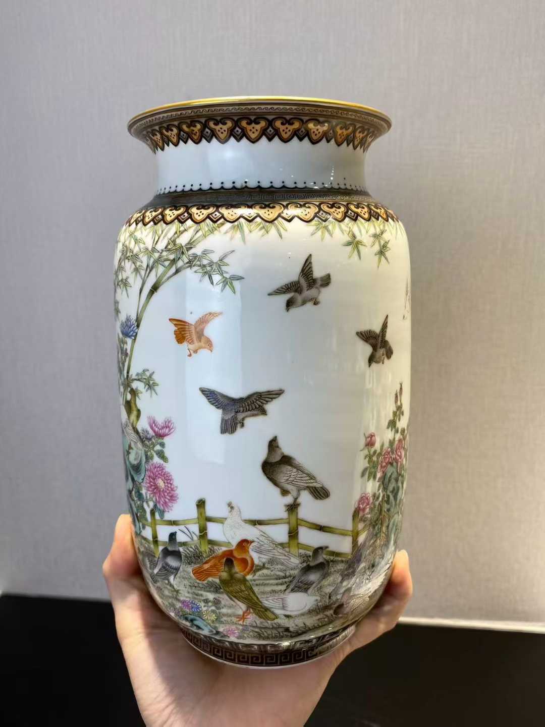 粉彩和平鸽诗文灯笼瓶 款：大清乾隆年制