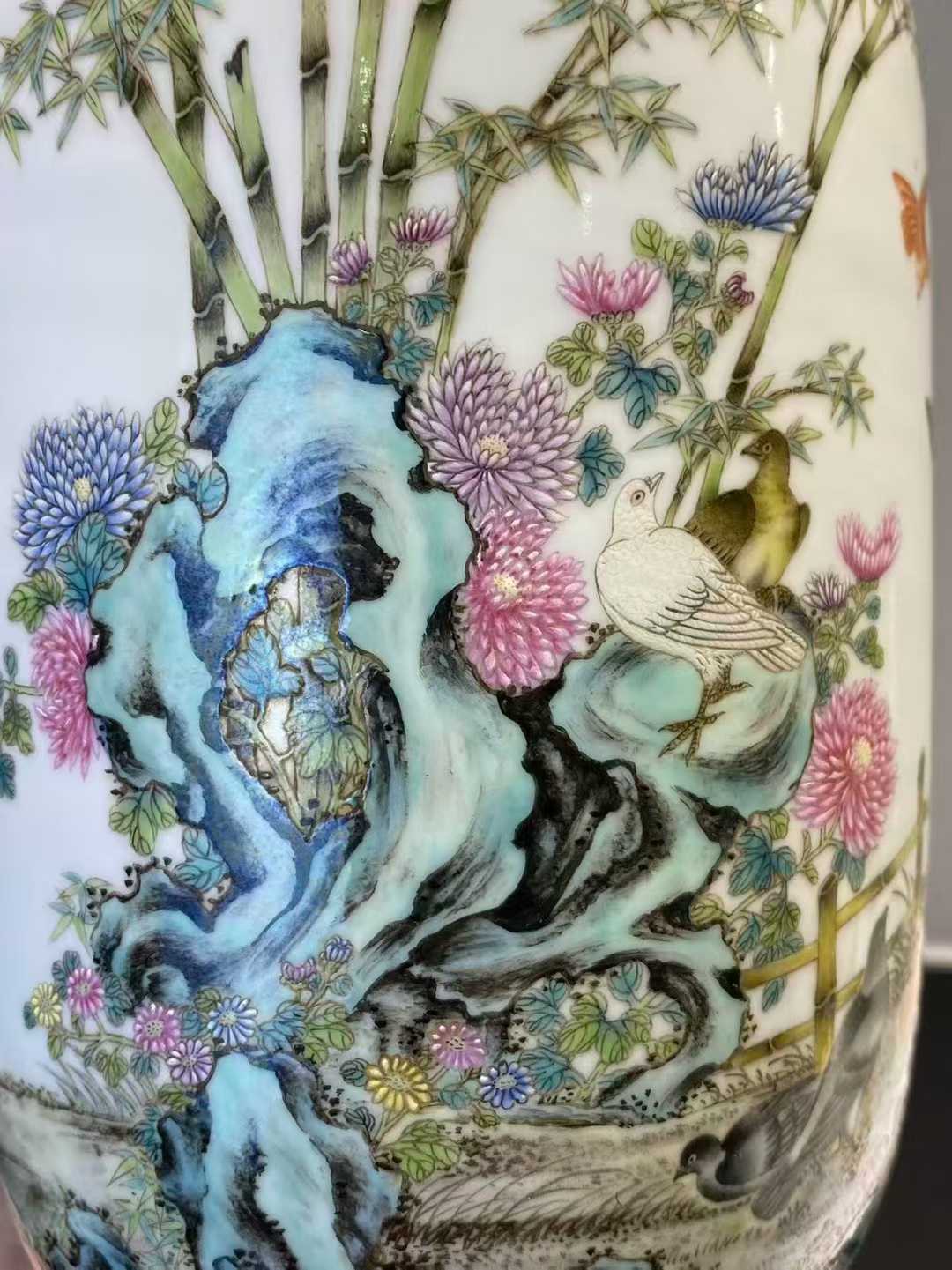 粉彩和平鸽诗文灯笼瓶 款：大清乾隆年制