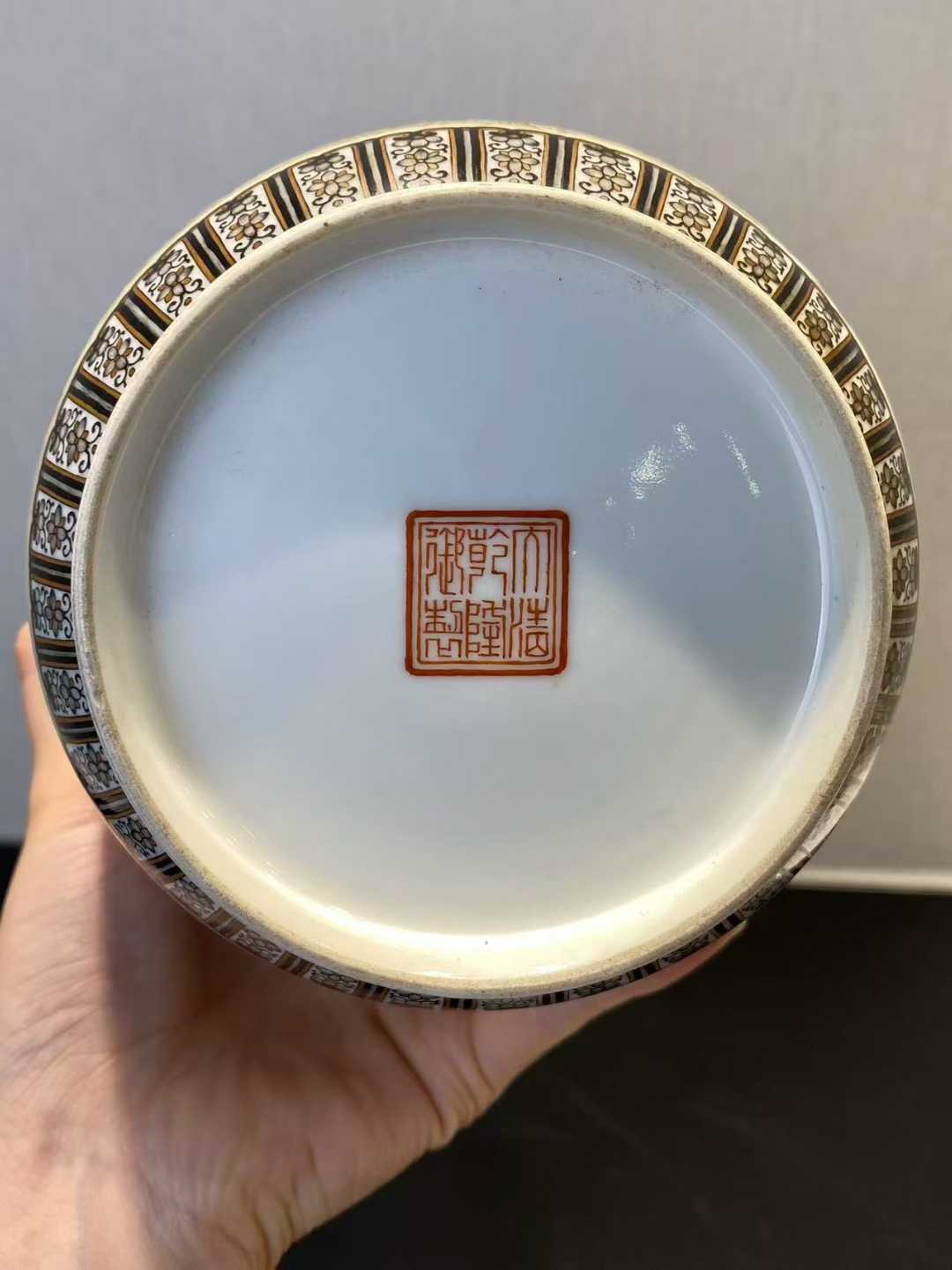 粉彩和平鸽诗文灯笼瓶 款：大清乾隆年制