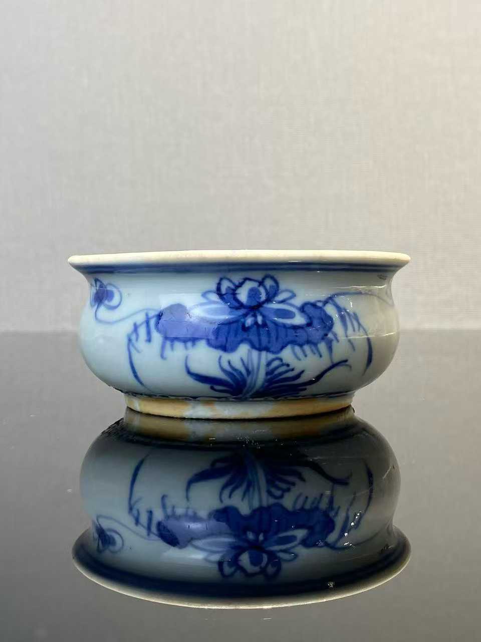 青花莲花纹小香炉