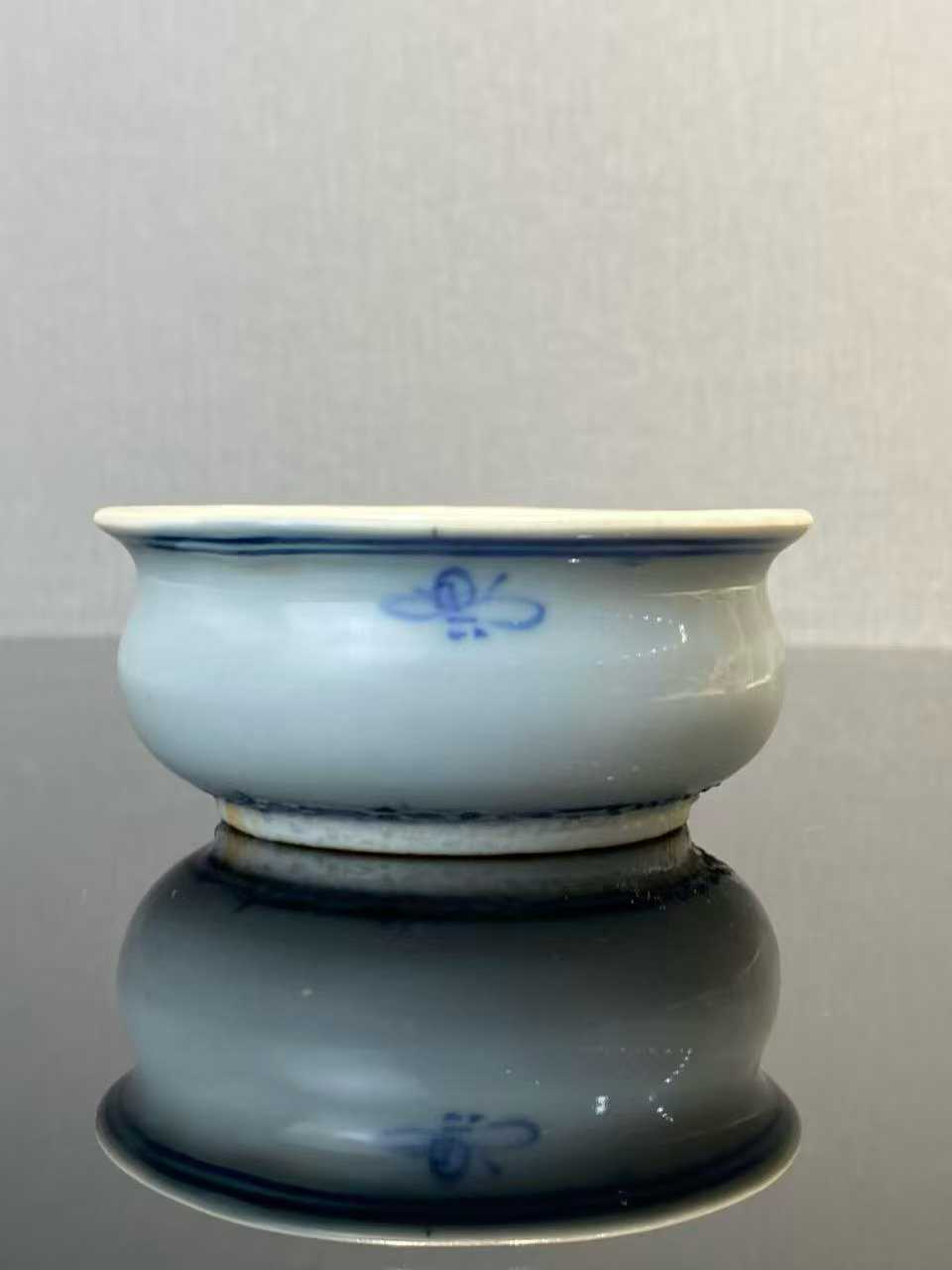 青花莲花纹小香炉
