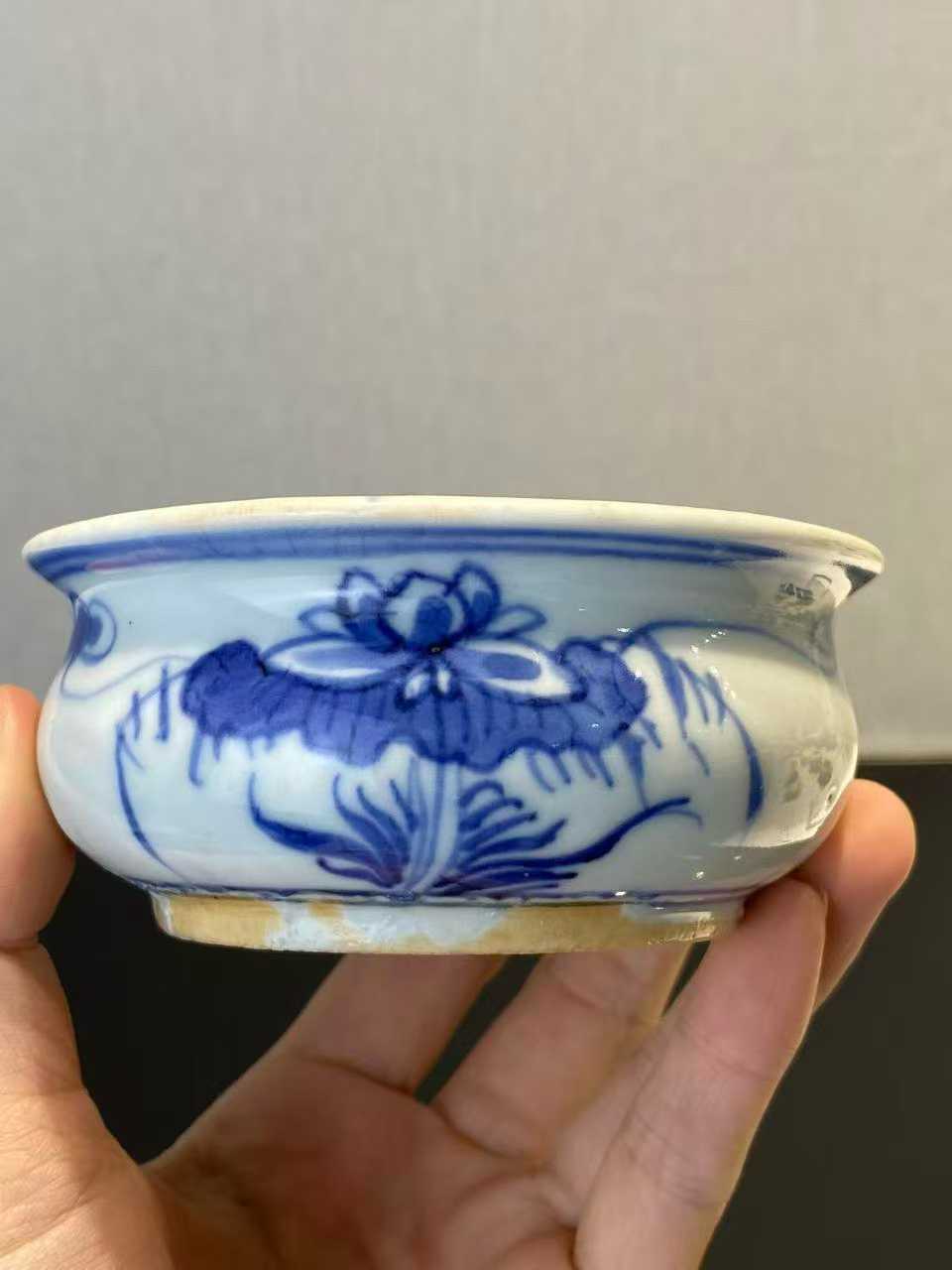 青花莲花纹小香炉