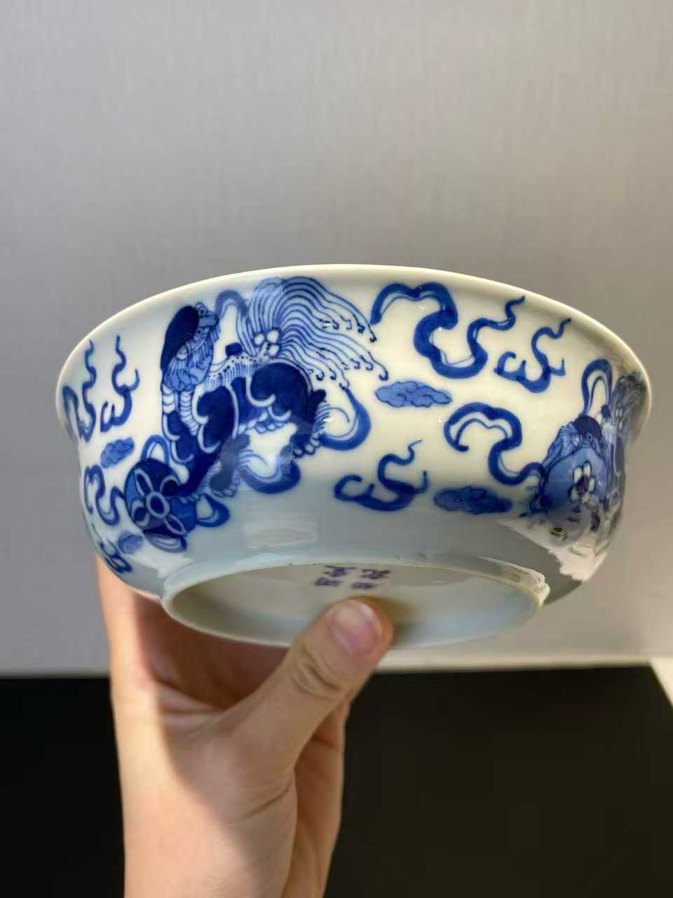 青花狮子滚绣球撇口碗 款：满堂福记