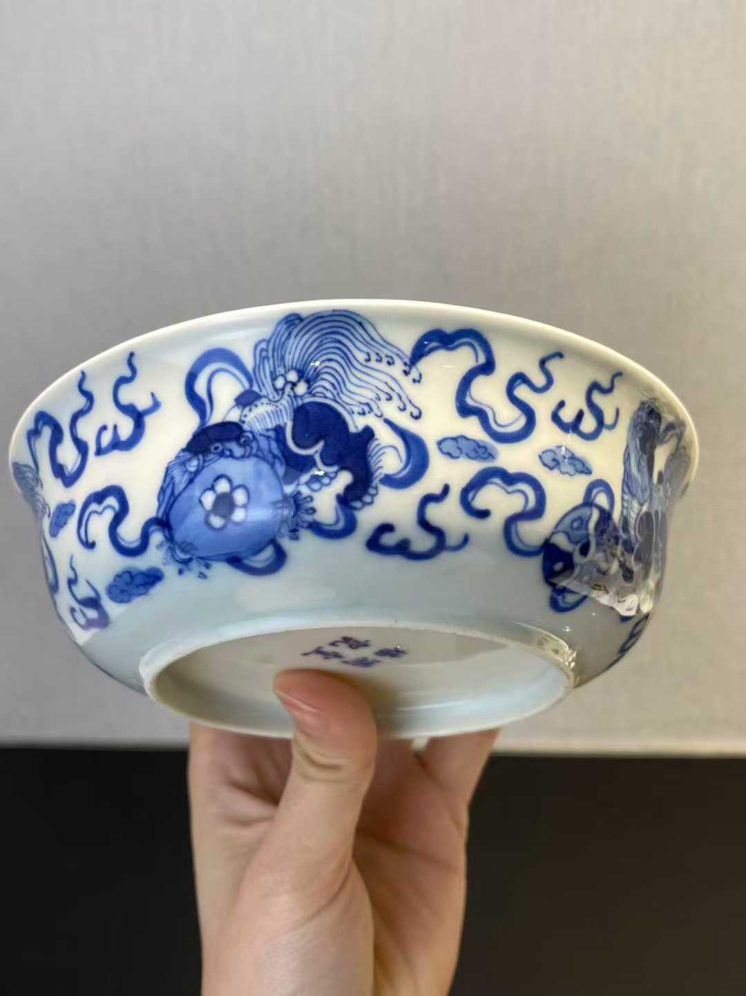 青花狮子滚绣球撇口碗 款：满堂福记