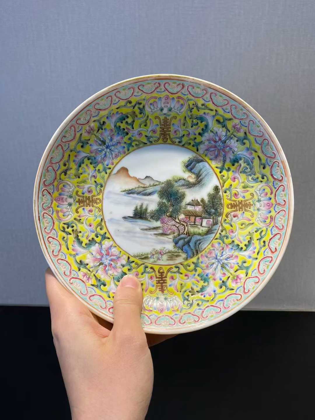 粉彩锦地万字纹开窗山水人物纹盘  款：大清乾隆年制
