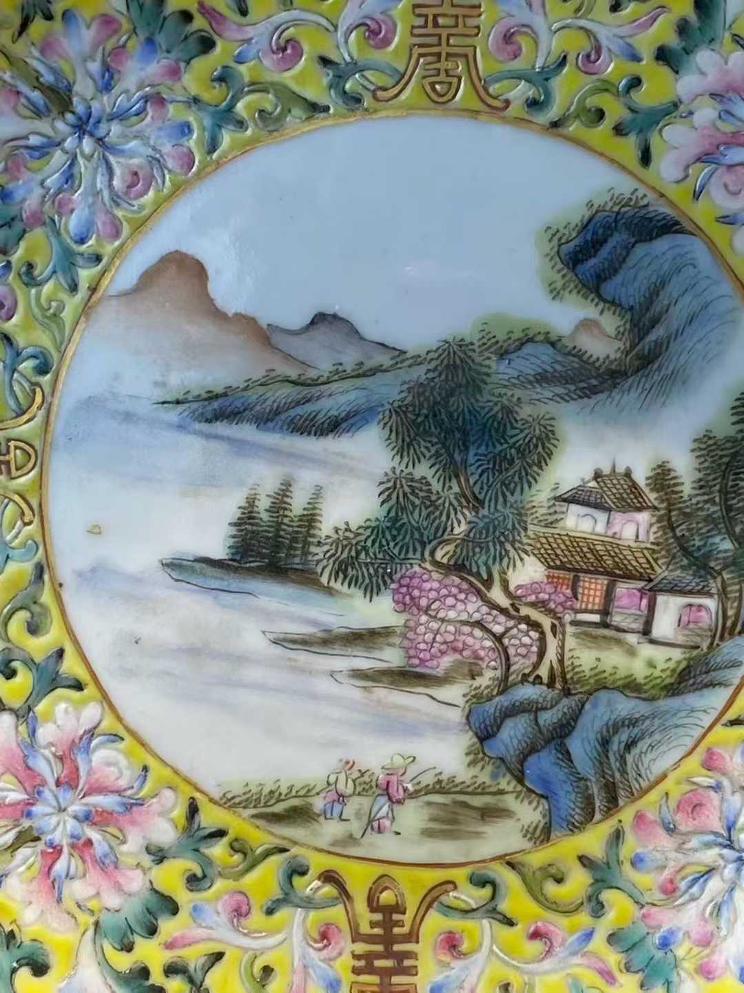 粉彩锦地万字纹开窗山水人物纹盘  款：大清乾隆年制