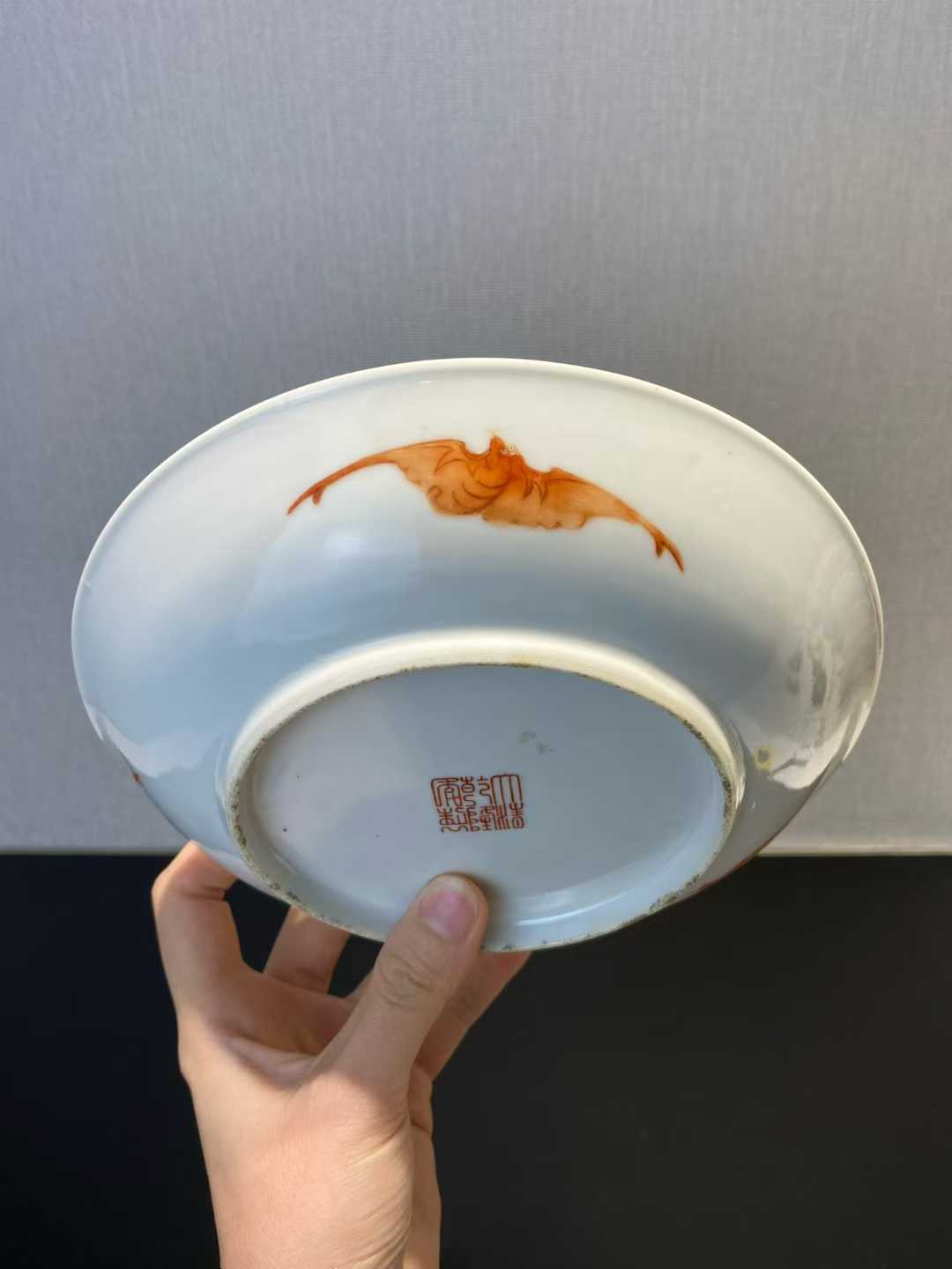 粉彩锦地万字纹开窗山水人物纹盘  款：大清乾隆年制