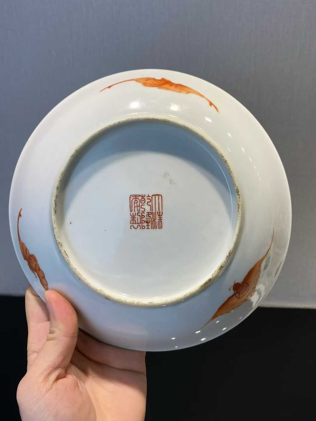 粉彩锦地万字纹开窗山水人物纹盘  款：大清乾隆年制