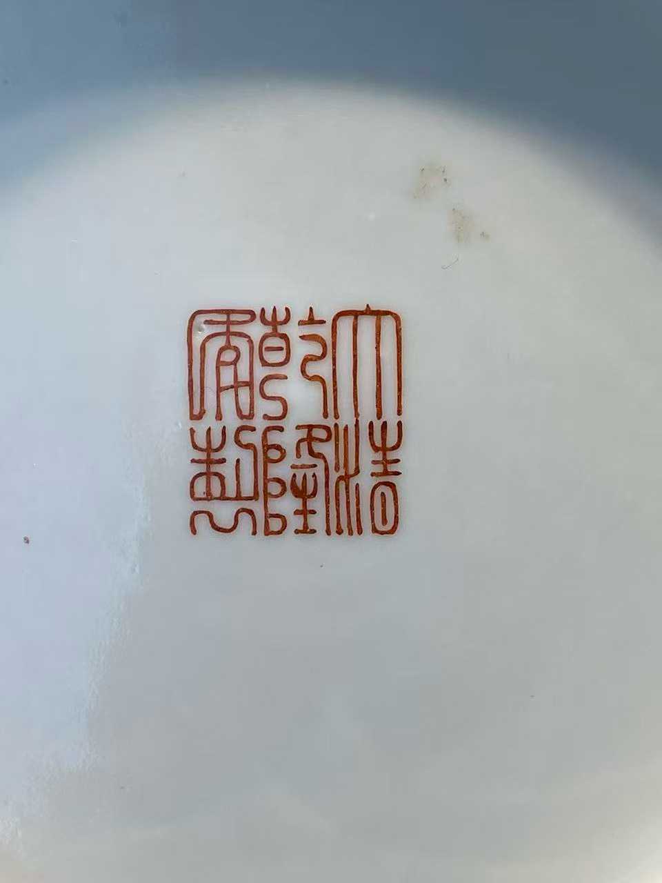 粉彩锦地万字纹开窗山水人物纹盘  款：大清乾隆年制