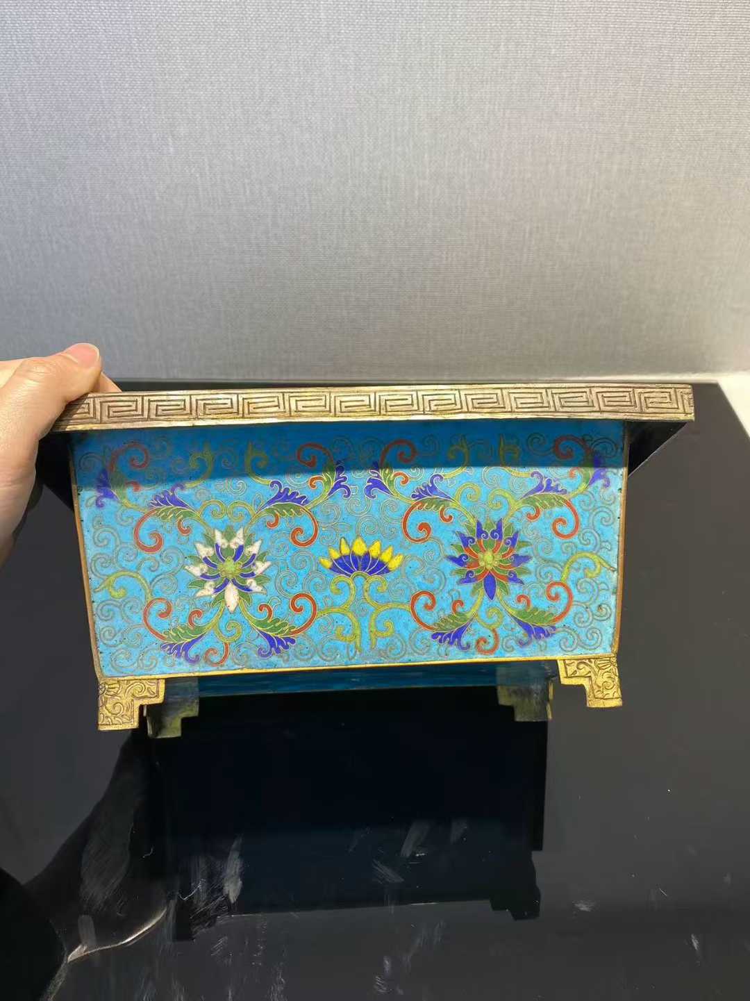铜胎景泰蓝缠枝莲纹花盆
