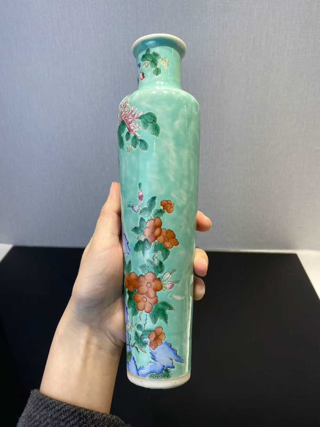 绿地粉彩锦鸡牡丹纹柳叶瓶