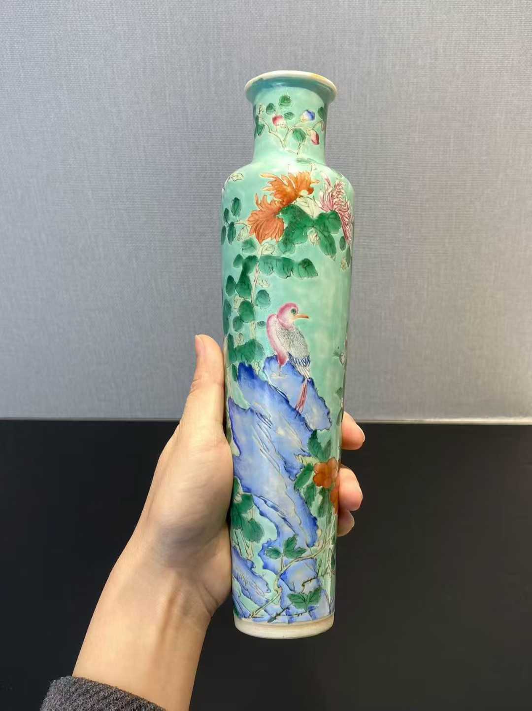 绿地粉彩锦鸡牡丹纹柳叶瓶