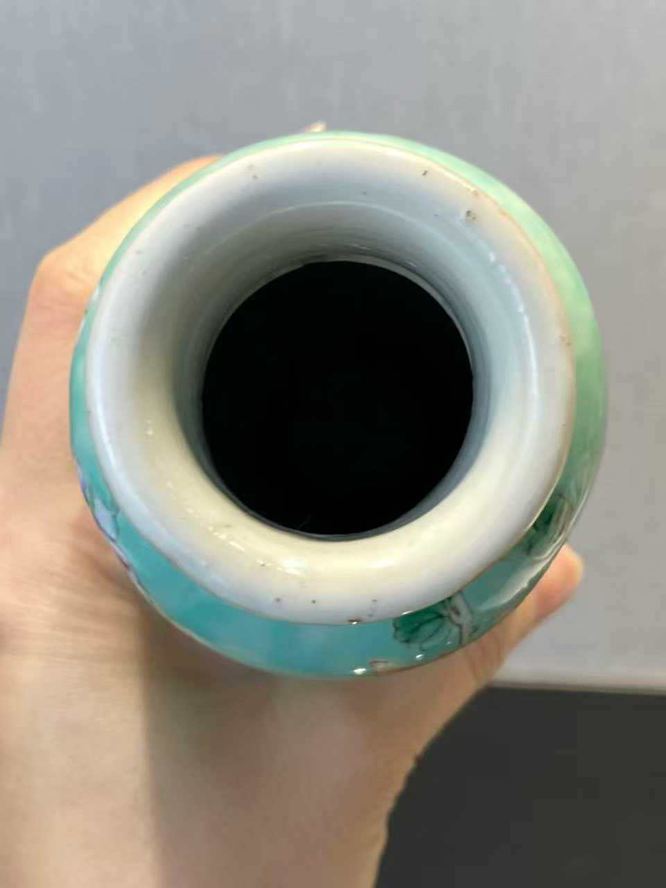 绿地粉彩锦鸡牡丹纹柳叶瓶