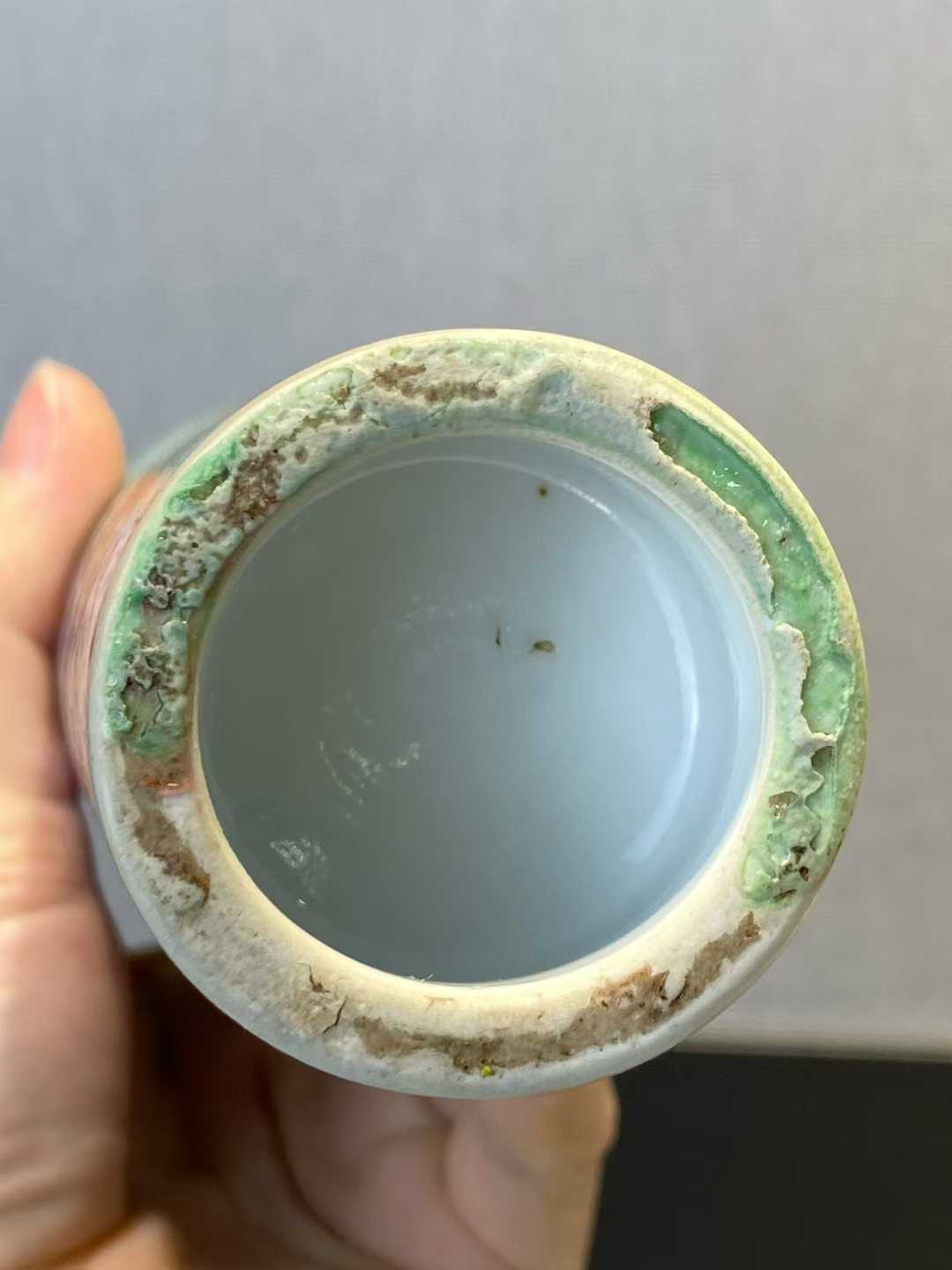 绿地粉彩锦鸡牡丹纹柳叶瓶