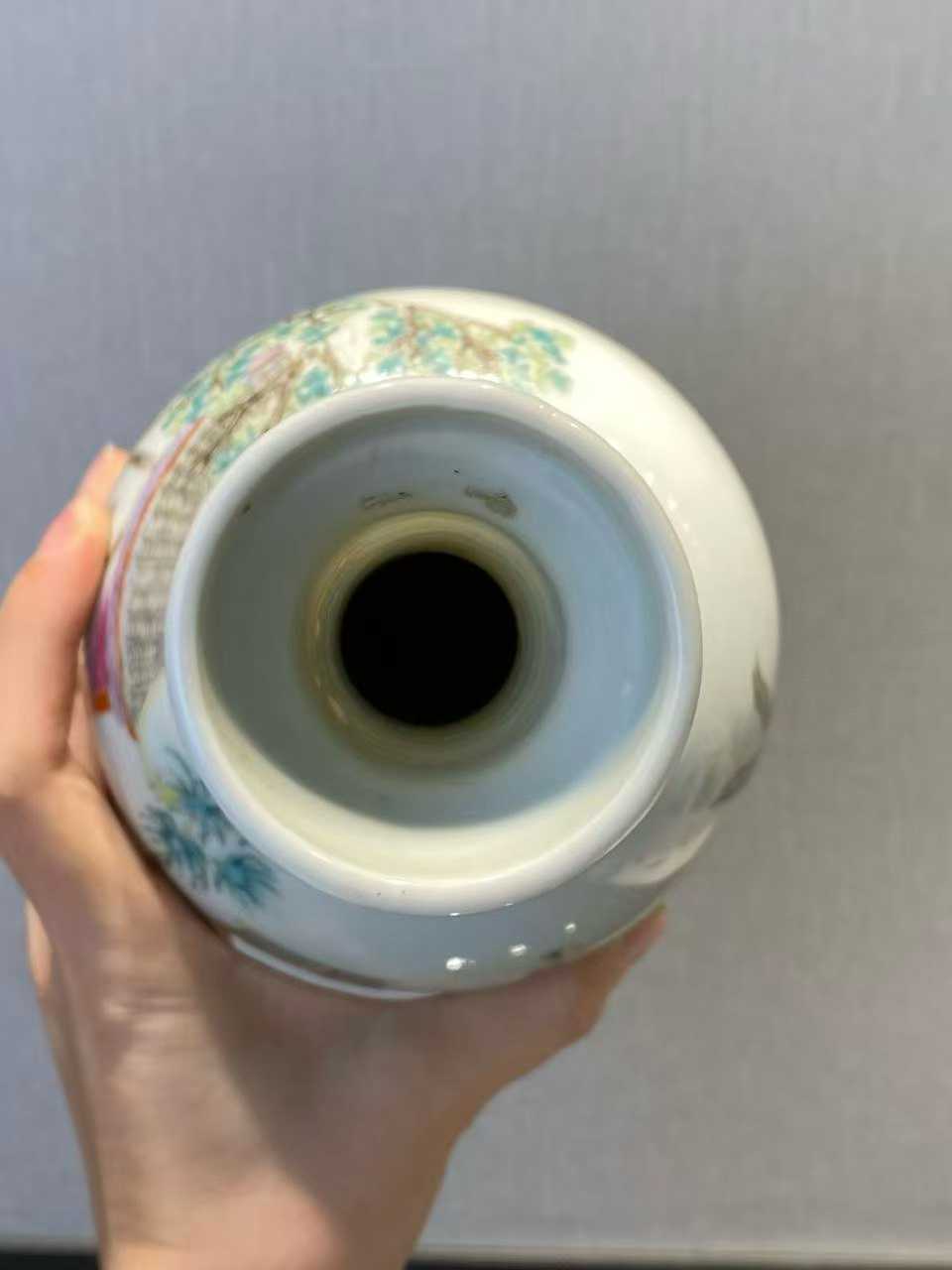 粉彩纺织仕女图长颈盘口瓶 款：大清乾隆年制