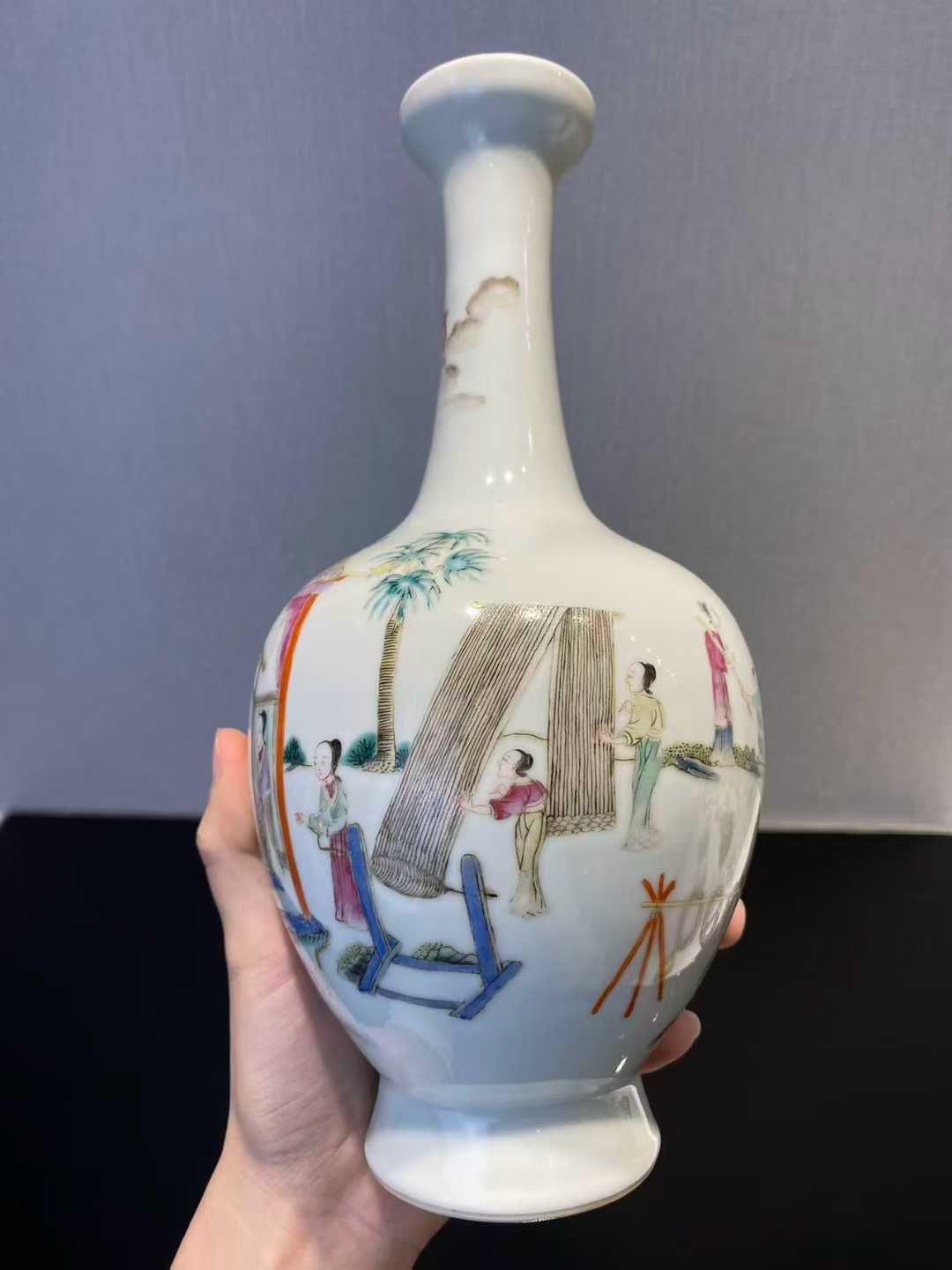 粉彩纺织仕女图长颈盘口瓶 款：大清乾隆年制