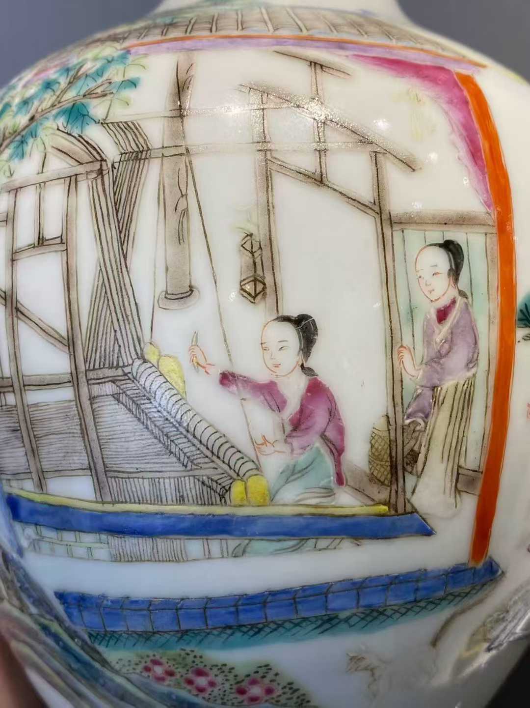 粉彩纺织仕女图长颈盘口瓶 款：大清乾隆年制