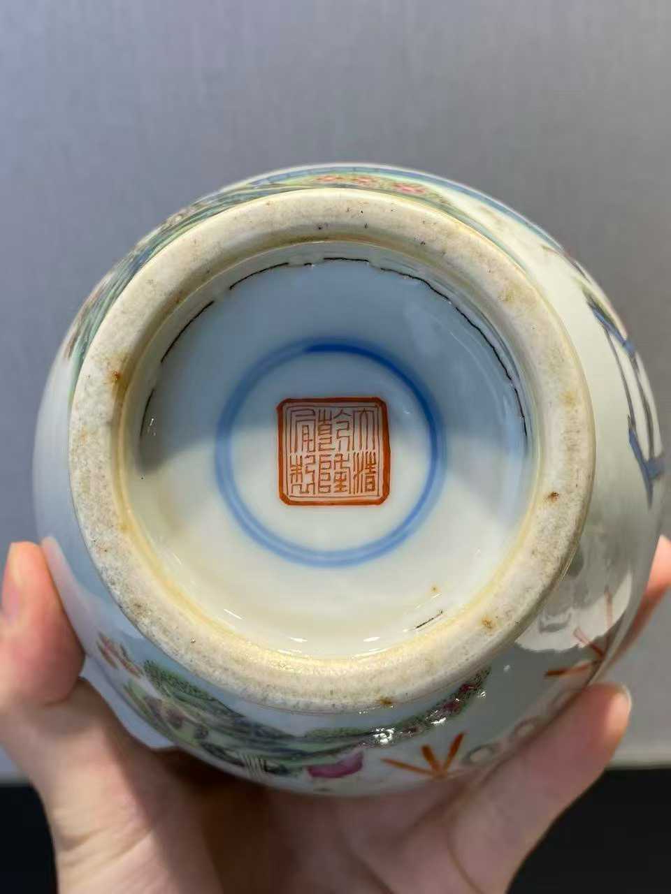 粉彩纺织仕女图长颈盘口瓶 款：大清乾隆年制