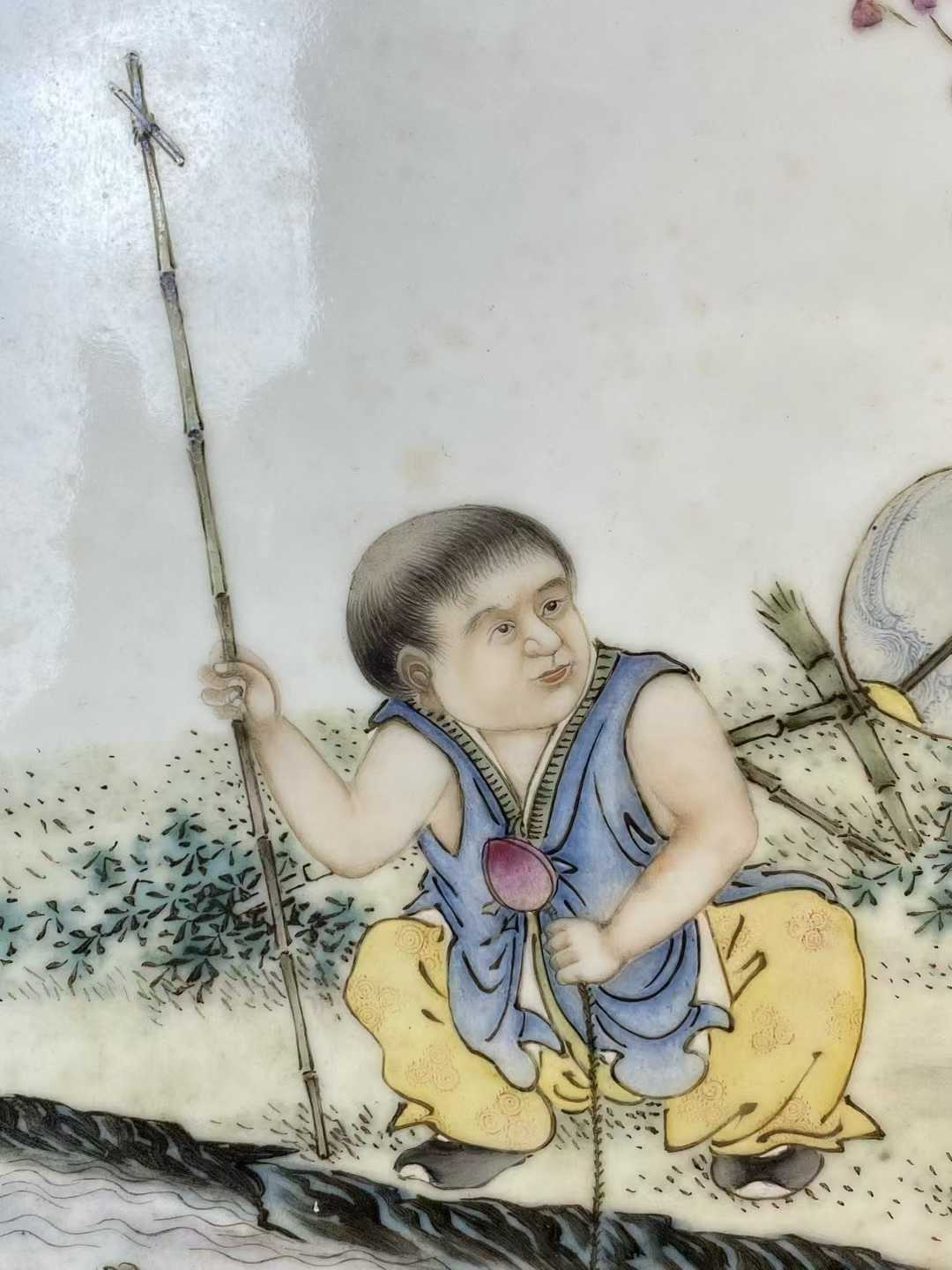 粉彩周敦颐爱莲诗文瓷板画（王大凡风格）诗句：不独污泥花常洁，更爱出来益清  款：仿吴道子