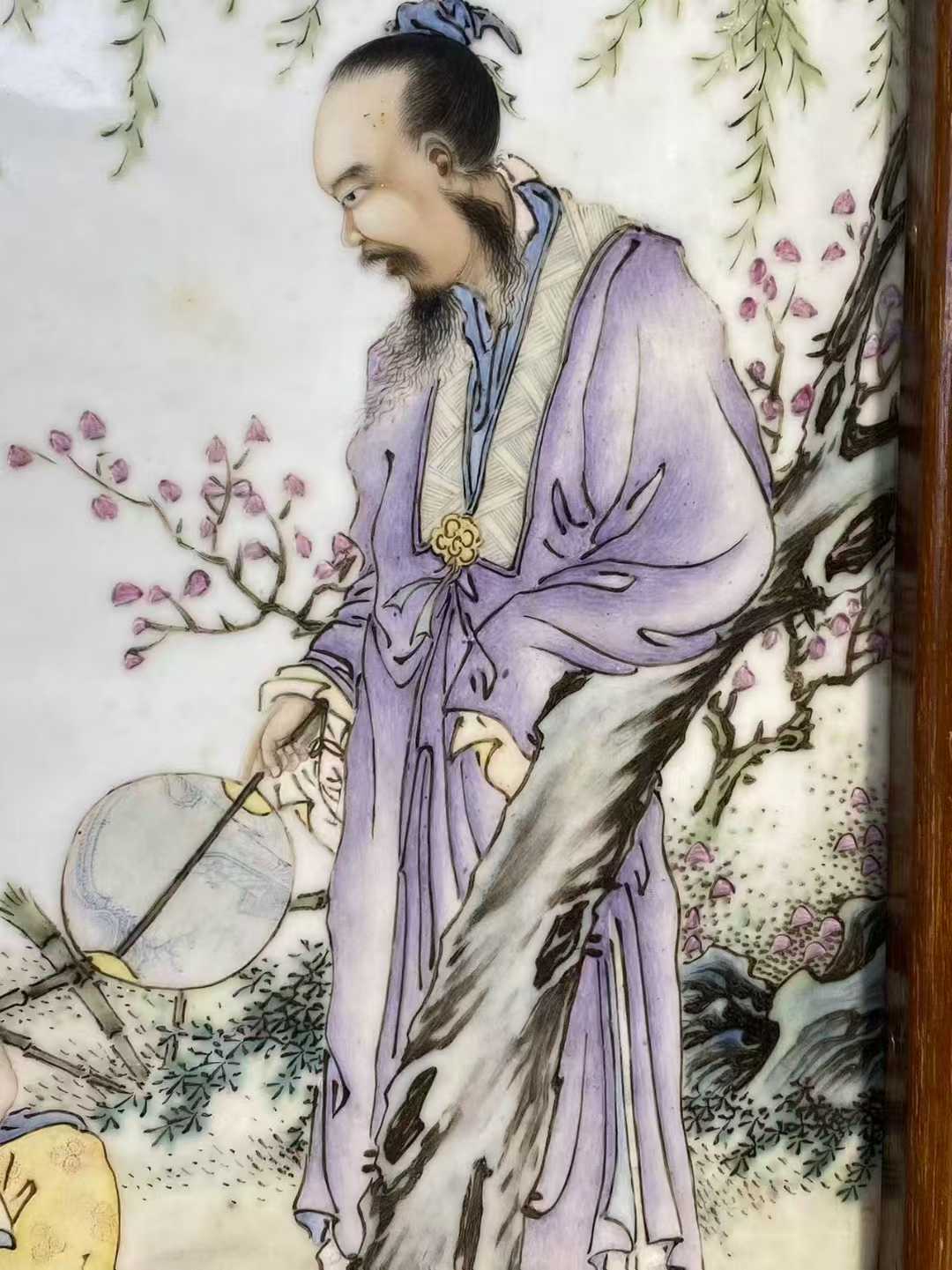 粉彩周敦颐爱莲诗文瓷板画（王大凡风格）诗句：不独污泥花常洁，更爱出来益清  款：仿吴道子