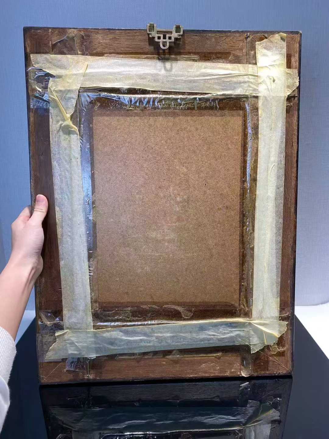 粉彩周敦颐爱莲诗文瓷板画（王大凡风格）诗句：不独污泥花常洁，更爱出来益清  款：仿吴道子