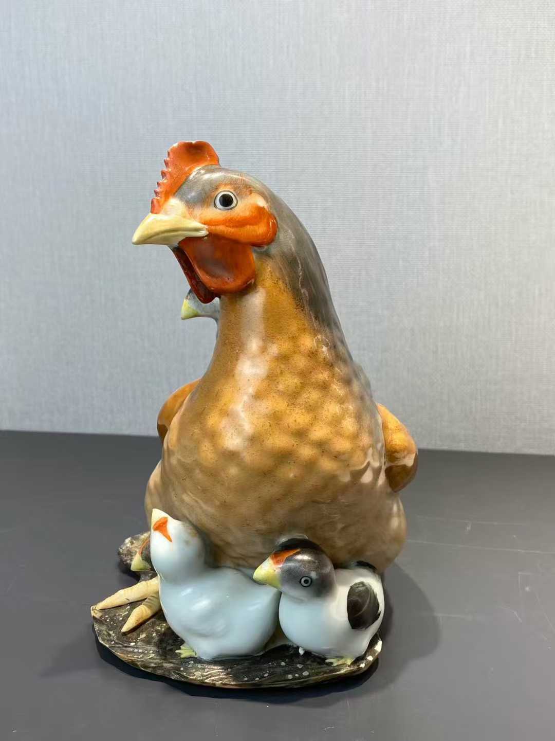 粉彩母鸡小鸡塑像 款：景镇饶永泰厂造