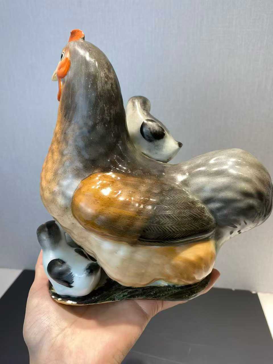 粉彩母鸡小鸡塑像 款：景镇饶永泰厂造