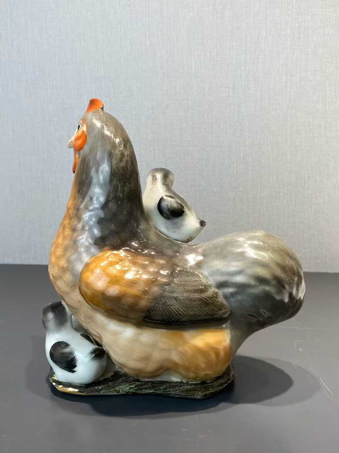 粉彩母鸡小鸡塑像 款：景镇饶永泰厂造