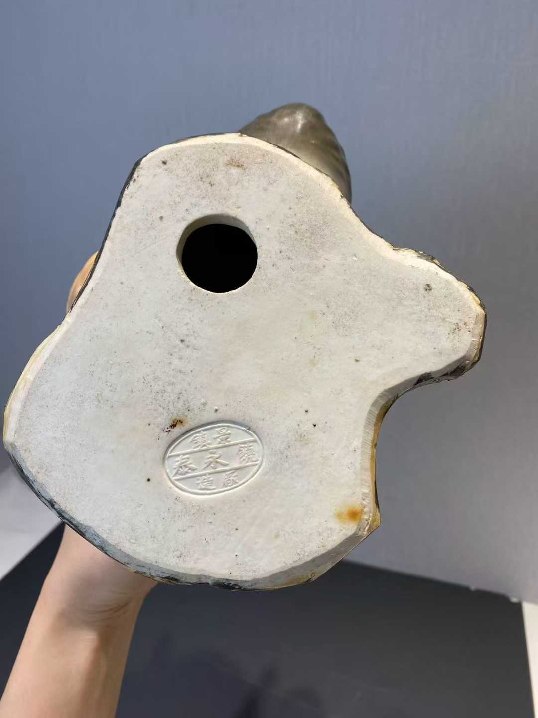 粉彩母鸡小鸡塑像 款：景镇饶永泰厂造